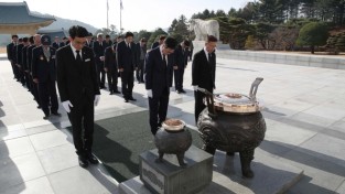김태흠 충남지사, 연평해전·천안함 용사 묘역 참배
