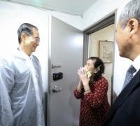 한덕수 총리, 독거노인 고독사 예방 우유안부 봉사